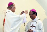 Đức cha Antôn Vũ Huy Chương đội mũ và đeo Thánh giá cho Tân Giám mục Thanh Hóa