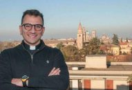 Từ chiếc áo bác sĩ đến chiếc áo lễ: bác sĩ Alberto Debbi trở thành linh mục