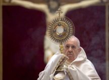 Đức Giáo Hoàng chủ sự lễ Mình Máu Thánh Chúa