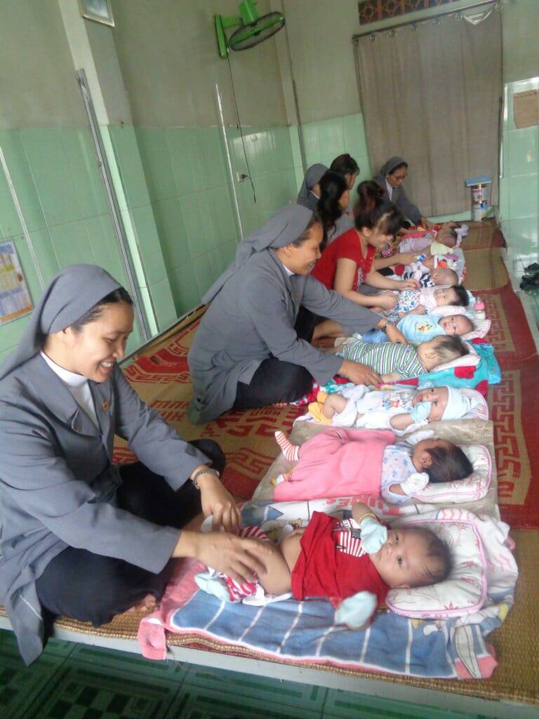 Các nữ tu chăm sóc trẻ sơ sinh