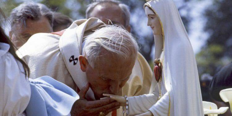 Đức Gioan-Phaolô II đến cám ơn Đức Mẹ đã cứu ngài trong vụ ám sát ngày 13 tháng 5-1981