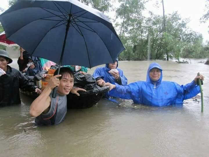Giám mục Nguyễn Văn Viên lội bão lụt cứu trợ dân nghèo