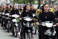 Các nữ tu Việt Nam đi xe gắn máy “hộ tống” Đức Mẹ