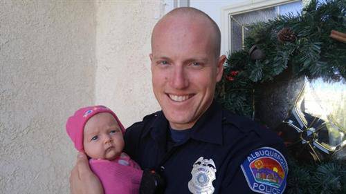 Đức tin và lòng tốt của cảnh sát Ryan Holet nhận nuôi con của người nghiện