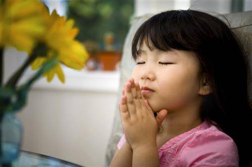 Giúp con trẻ biết cầu nguyện
